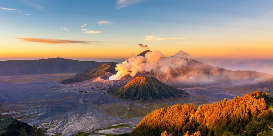 Soloppgang ved Mount Bromo på Java i Indonesia