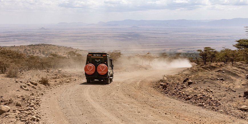 TourCompass-bil på en grusvei i Tanzania