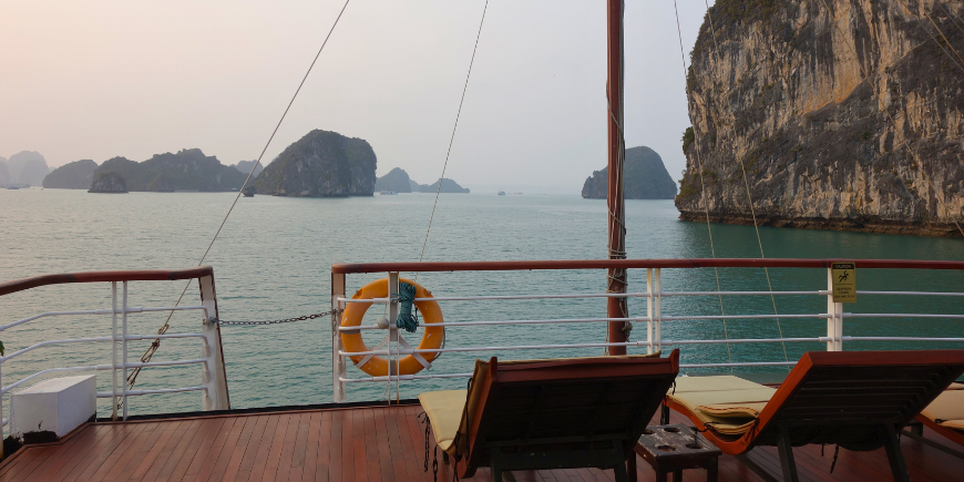 Utsikt fra solsenger på cruise i Ha Long-bukten