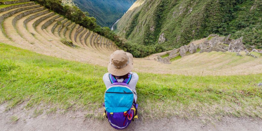 Terrasserte fjellsider og bygninger ved Winay Wayna, Inkastien, Machu PIcchu, Cusco, Peru