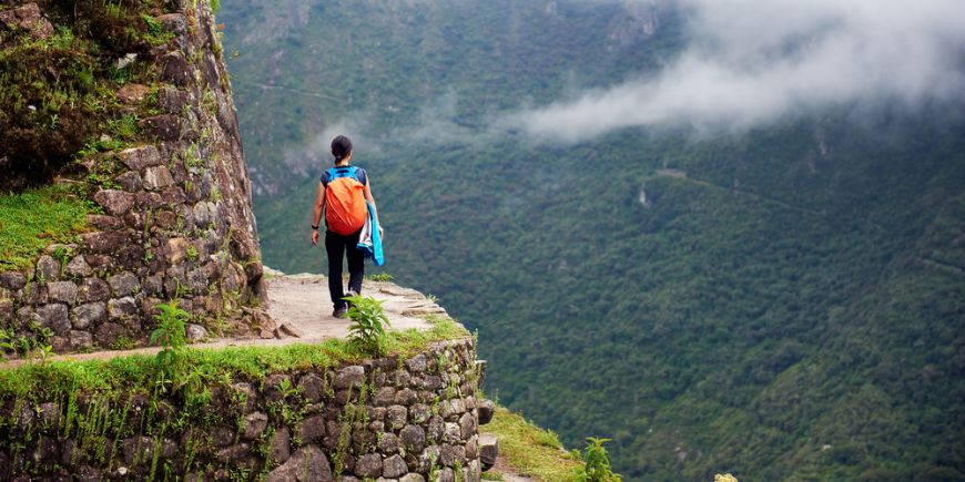 Kvinner som går på kanten av en klippe, Machu Picchu, Peru