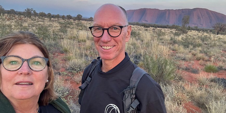 Beate og ektemannen tar et bilde foran Uluru i Australia