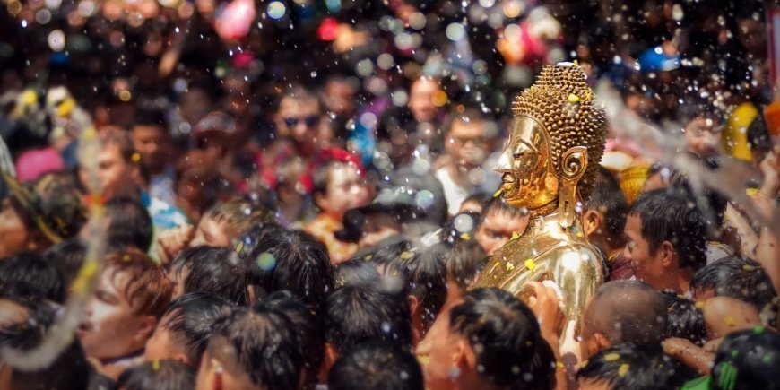Buddha-statue til vannseremoni under nyttårsfeiring i Thailand