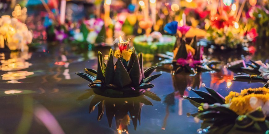 Khratong flyter i vannet på Loy Khratong-festivalen i Thailand