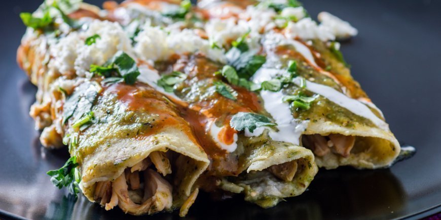 Meksikanske enchiladas på en tallerken