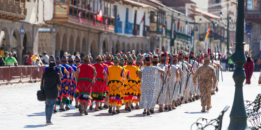 Parade med inkadrakter på festival i Cusco