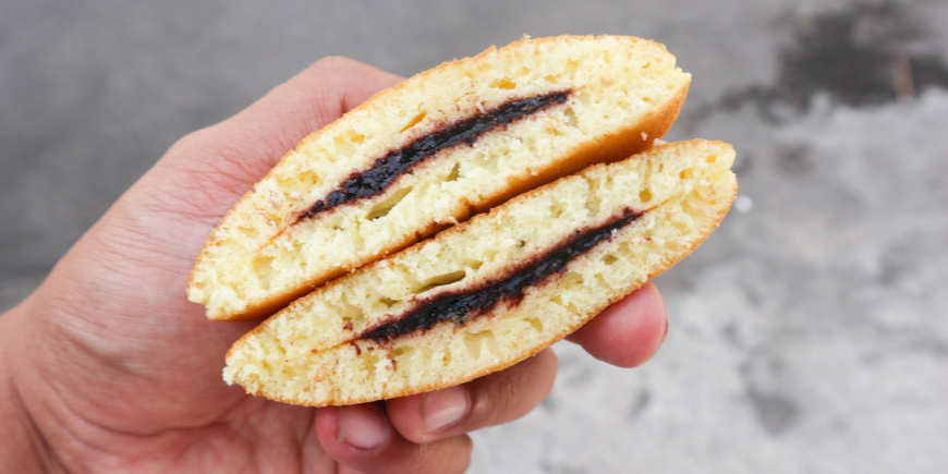 Person holder dorayaki-pannekaker