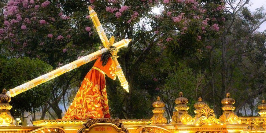 Statue av Jesus med korset på ryggen til påskefeiring i Guatemala