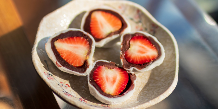 Jordbær-mochi-kaker på tallerken