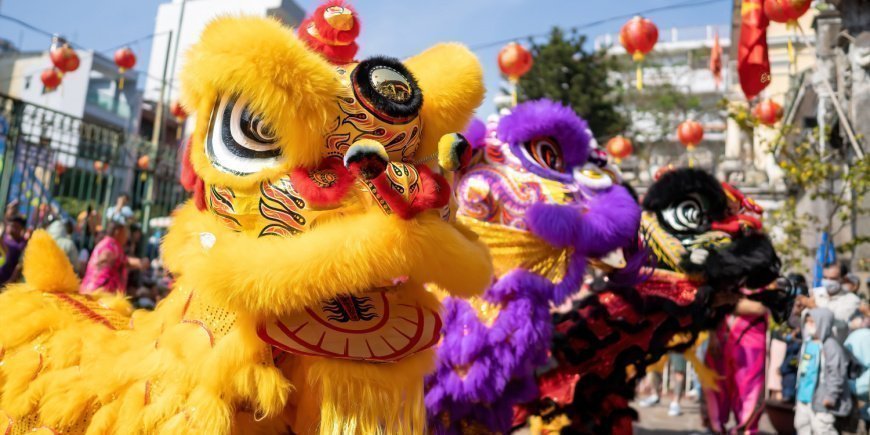 Parade med store kostymer til den vietnamesiske nyttårsfeiringen