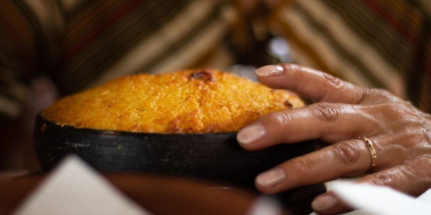 En person med maispaien pastel de choclo i hånden