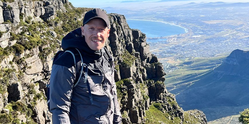 Kenneth fra TourCompass bestiger Table Mountain i Sør-Afrika
