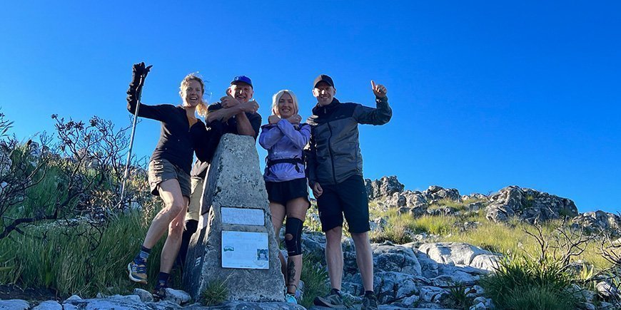 Guiden Pete, Kenneth og kollegene på toppen av Table Mountain.