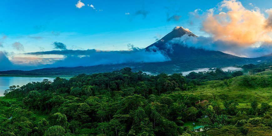 Utsikt over Arenal-vulkanen under blå himmel i Costa Rica