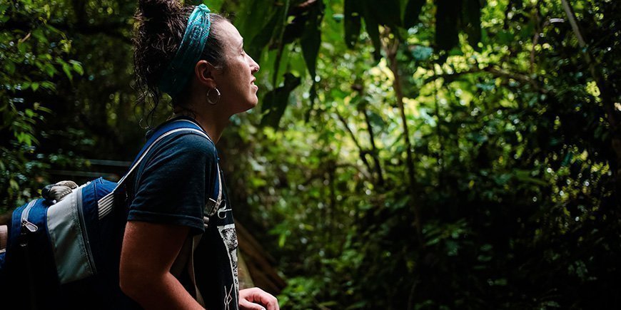 Kvinner som ser opp i jungelen i Costa Rica
