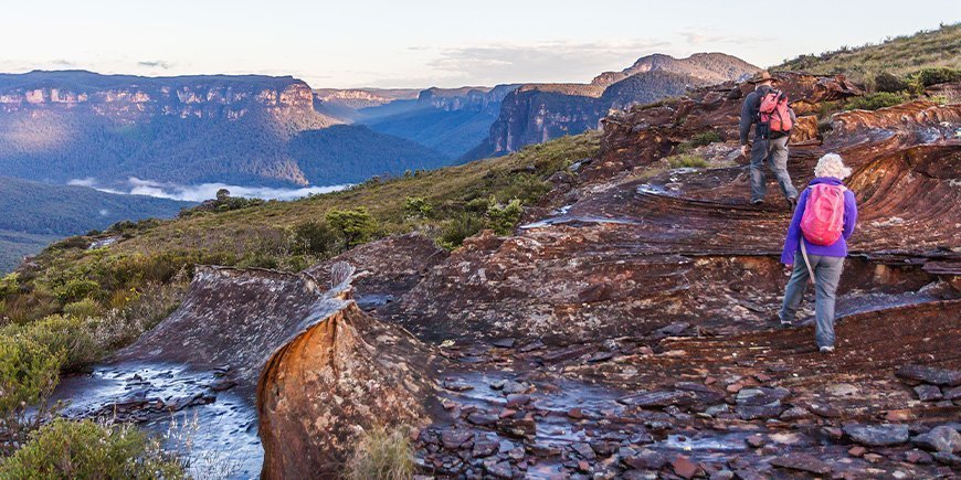 Et par på fottur i Blue Mountains i Australia.