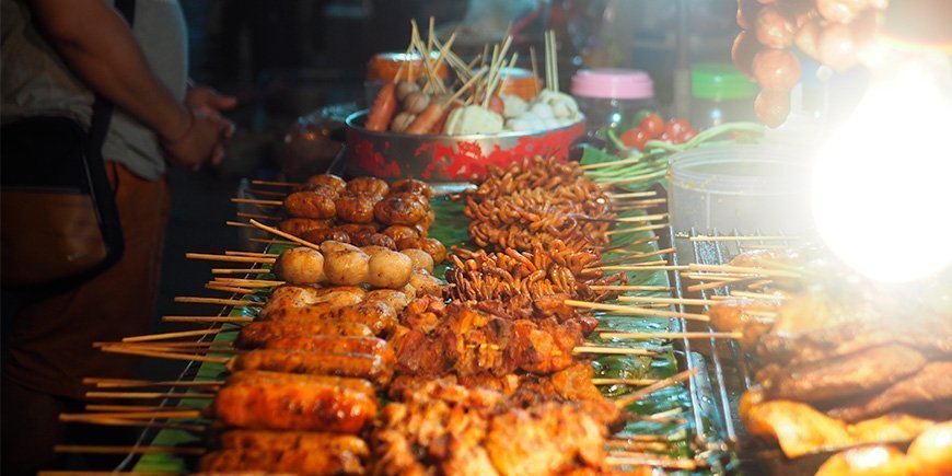 Gatemat på nattmarkedet i Chiang Mai, Thailand