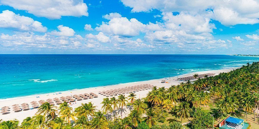 Hvit strand og blått vann i Varadero på Cuba.