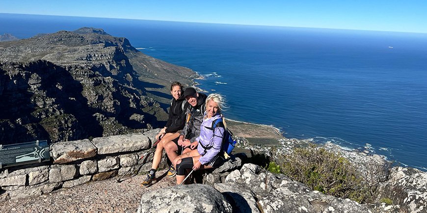 TourCompass-teamet står på toppen av Table Mountain i Cape Town.