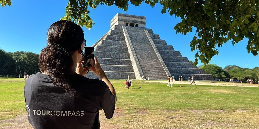 Et medlem av TourCmpass-teamet tar et bilde av Chichen Itza i Mexico.