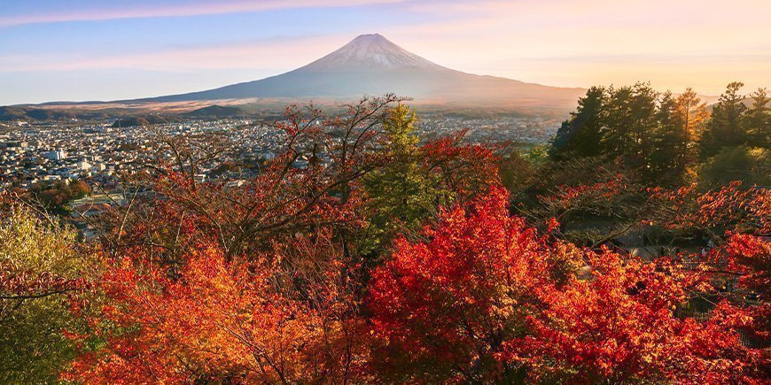 Høstfarger og utsikt over Fuji-fjellet i Japan.