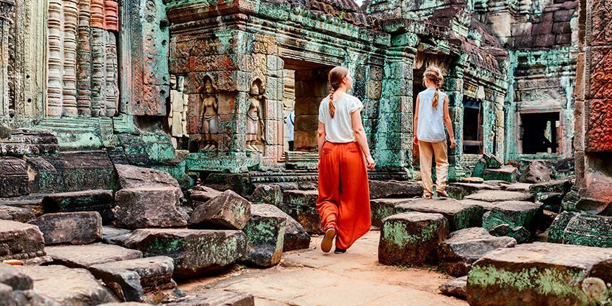 Mor og datter besøker Angkor-komplekset i Siem Reap i Kambodsja.