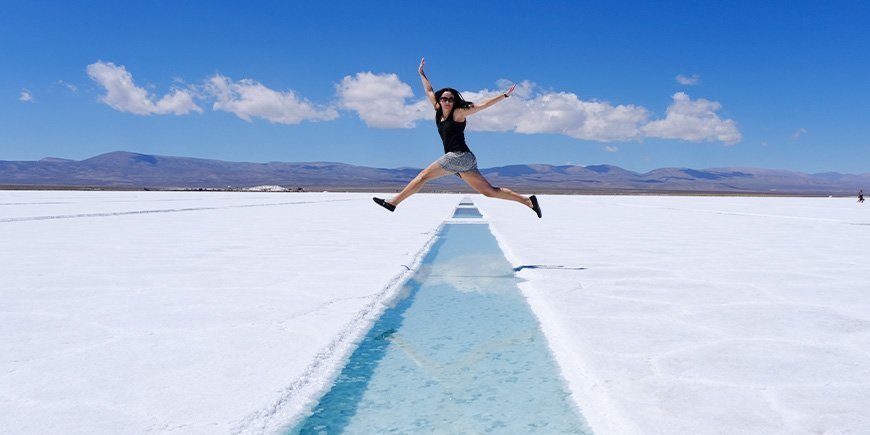 Kvinne hopper i Salinas Grandes i Argentina