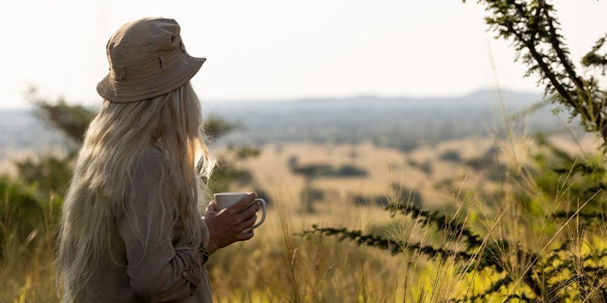 Kvinne ser mot horisonten i Tanzania