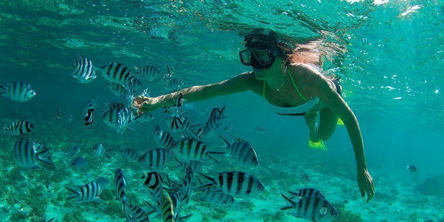 Kvinne snorkler i Det indiske hav utenfor Mauritius.