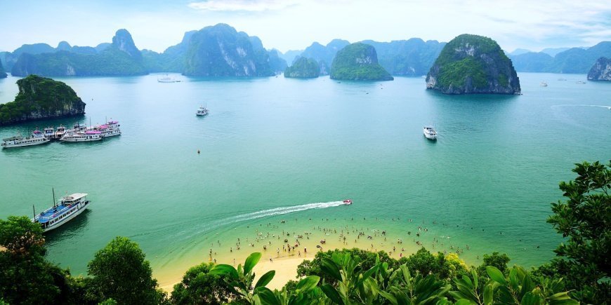 Folk som bader fra stranden i Ha Long-bukten