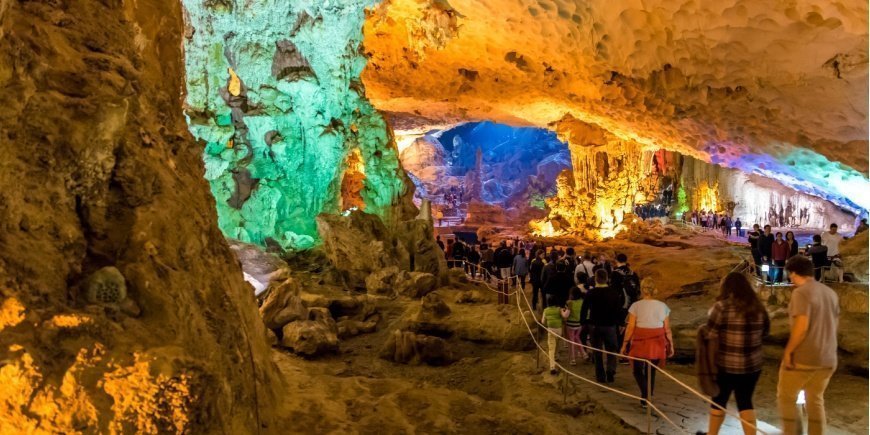 Sung Sot-grotten opplyst av fargerike lys