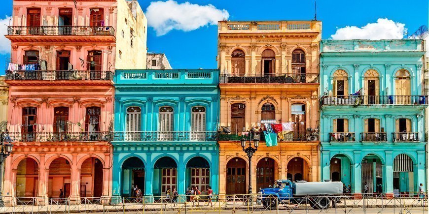 Fargerik bygning i Havanna, Cuba