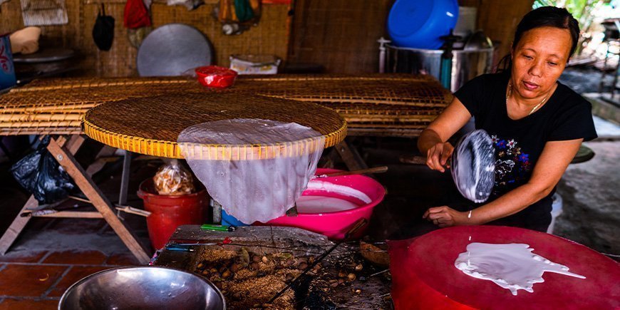 Vietnamesiske kvinner lager rispapir i Vietnam