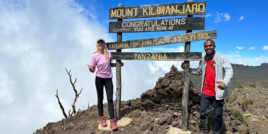 Catriona og guide ved Cathedral Point på Kilimanjaro