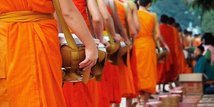 Munker mottar almisser i Luang Prabang