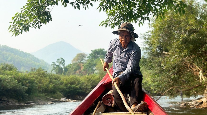 En lokal mann på en båt i Nord-Thailand
