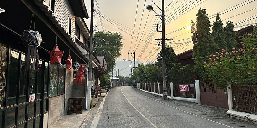 Soloppgang i Mae Sariangs gater