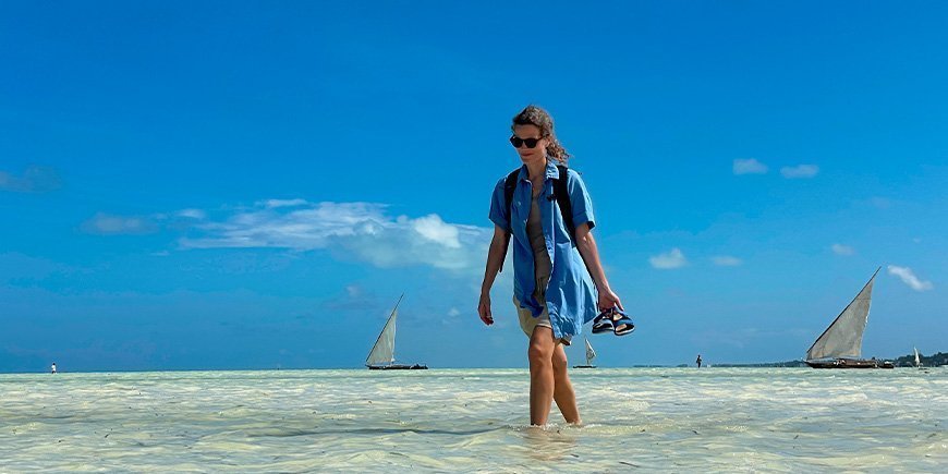 Ingun på tur på stranden i Paje på Zanzibar