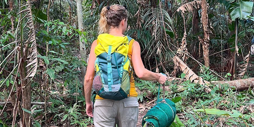 Jude på tur med soveposen sin i Amazonas-skogen