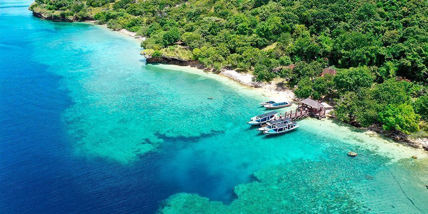 Båter utenfor kysten av øya Menjangan på Bali