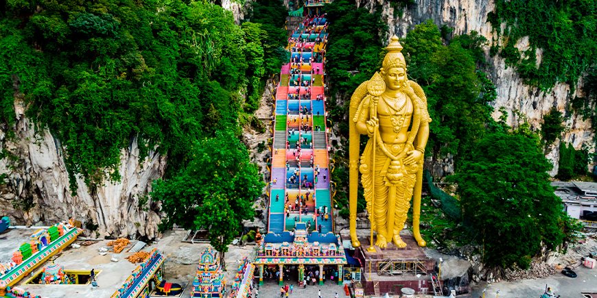 Statue og fargerike trapper ved Batu Caves i Malaysia