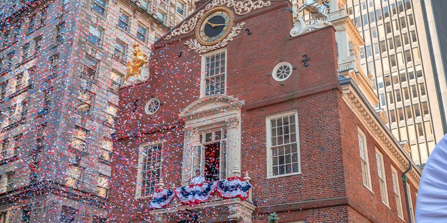 Konfetti ved Old State House i Boston etter opplesning av uavhengighetserklæringen