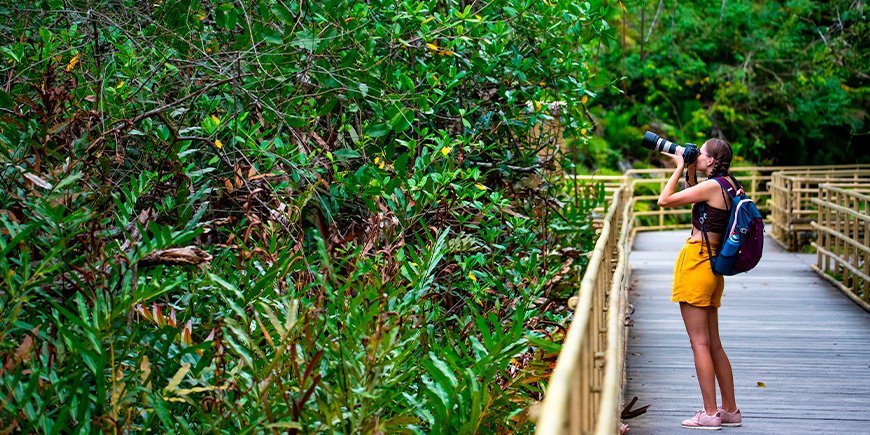Ung kvinne tar bilder i Manuel Antonio nasjonalpark i Costa Rica
