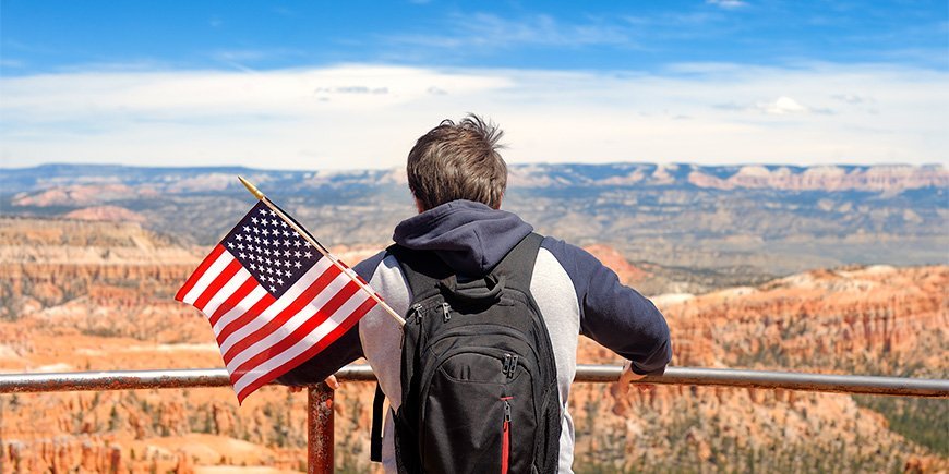 Mann med amerikansk flagg i hånda