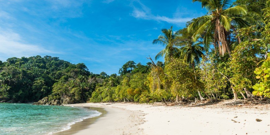 Blå himmel over Manuel Antonio-stranden