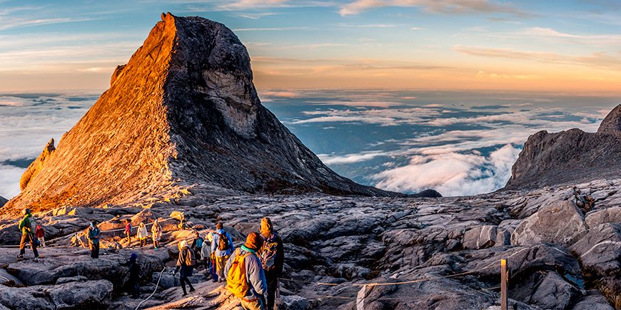 Soloppgang på det høyeste fjellet på Borneo. , Kinabalui-fjellet