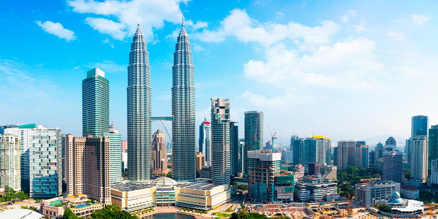 Utsikt over Petronas Towers i Kuala Lumpur en solskinnsdag