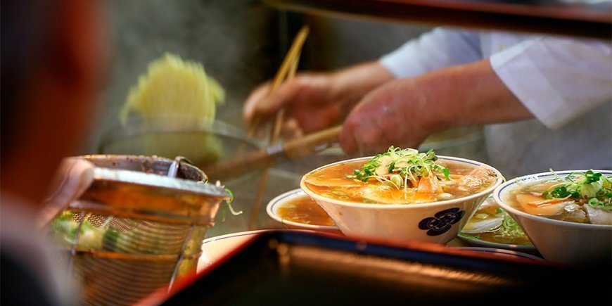 Kokk tilbereder Ramen på Tsukiji fiskemarked i Tokyo
