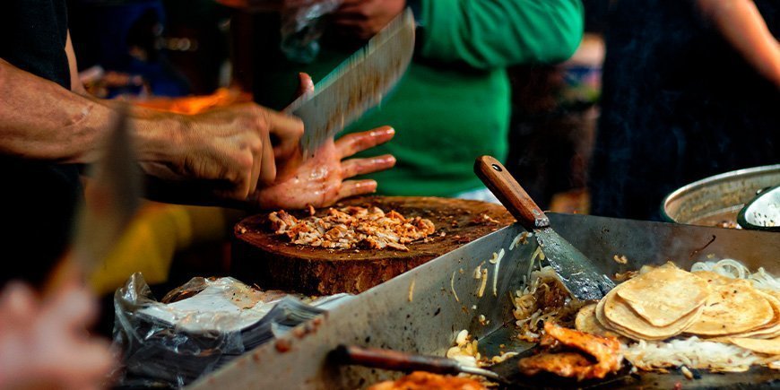Kjøtt tilberedes til Tacos i en matbod i Mexico by