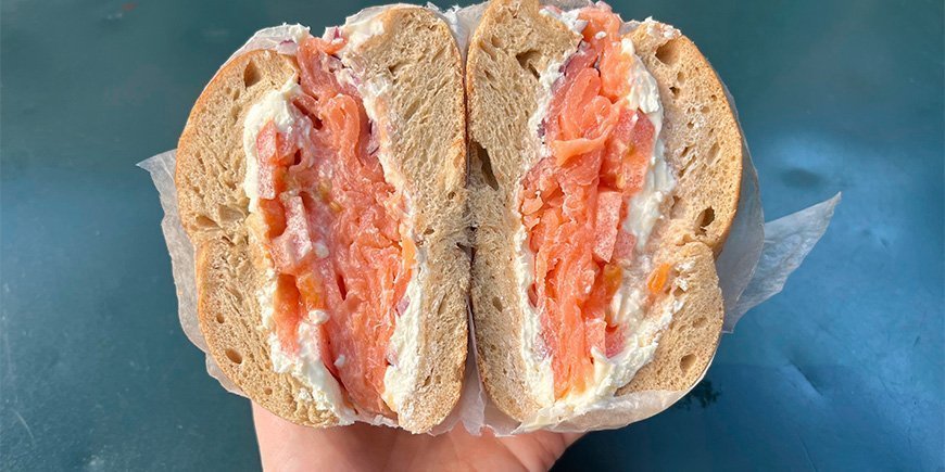 Bagel med kremost og laks i New York